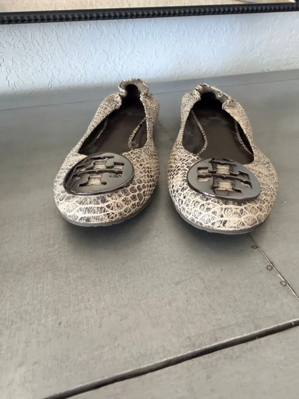 Tory Burch Reva Snakeskin Embossed Ballet Flats – Gunmetal Gray & Taupe Size 6.5